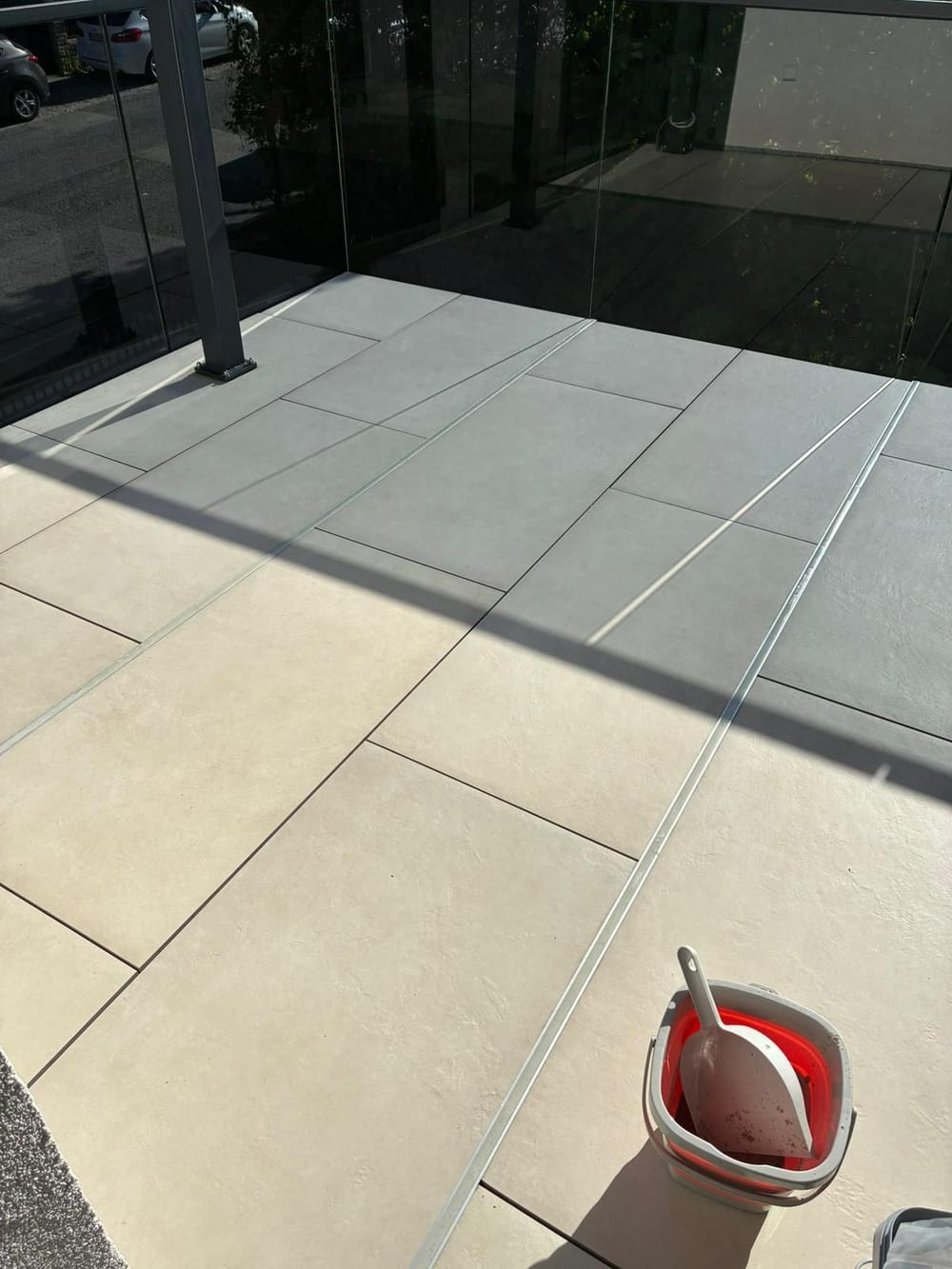 Terrassenplatten hinter einem Glasgeländer während der Reinigung