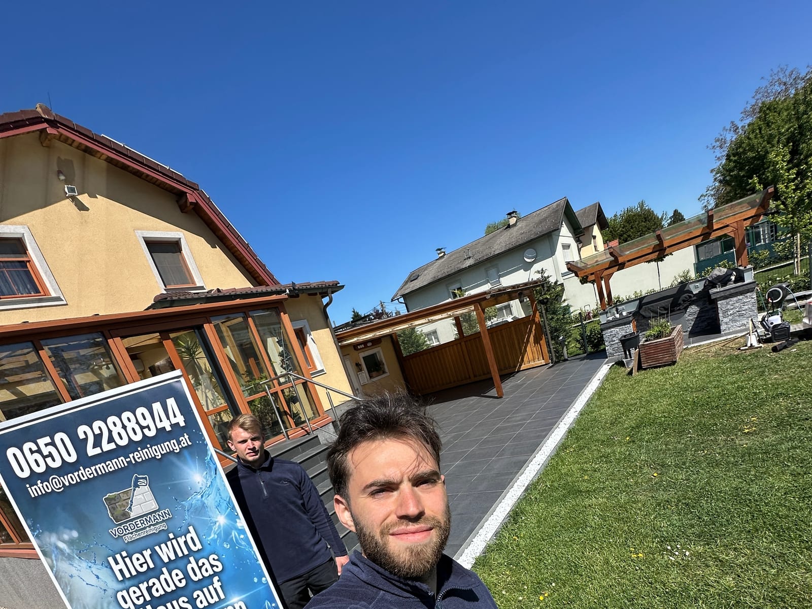 Vor-Ort-Schild von Vordermann Reinigung am Einsatzort, Telefonnummer sichtbar