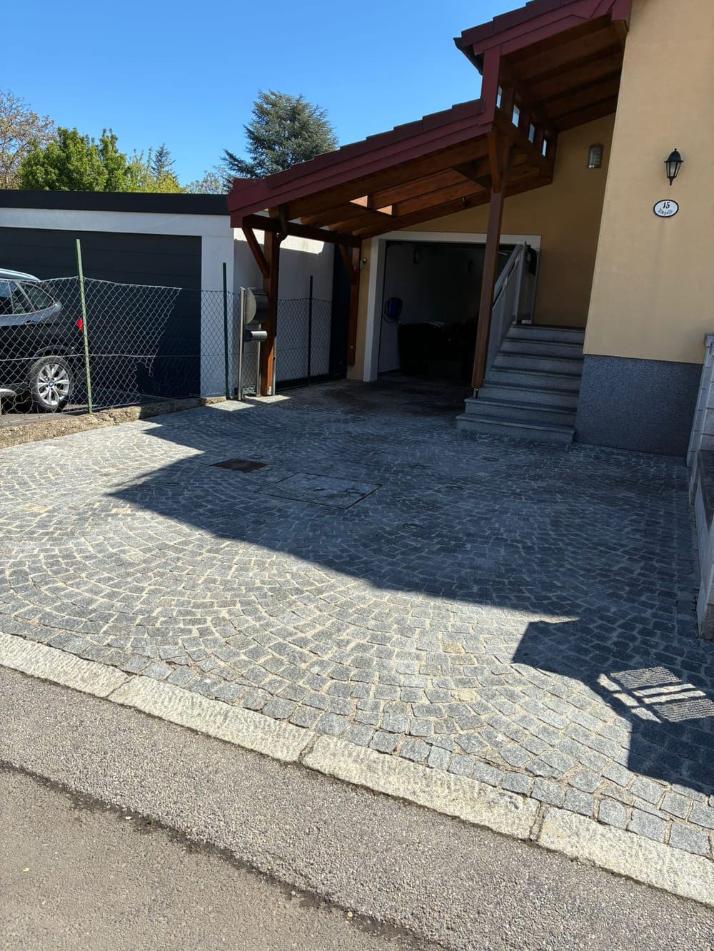 Gepflasterte Einfahrt und Zugangsbereich aus Granit, frisch gereinigt