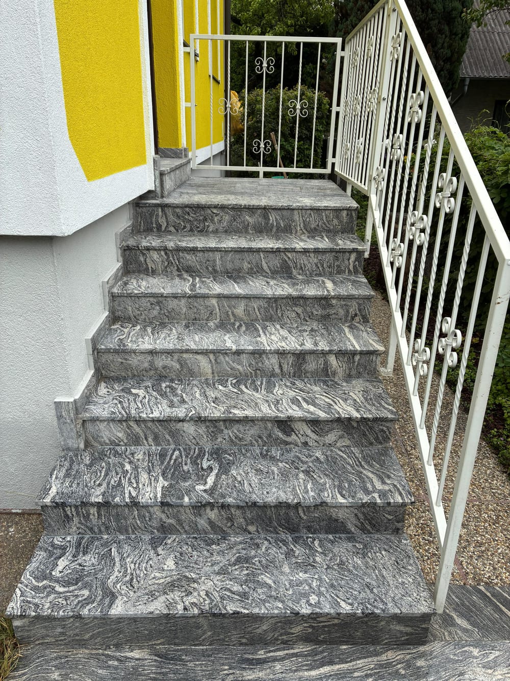 Außenstiege aus gemasertem Naturstein nach der Reinigung
