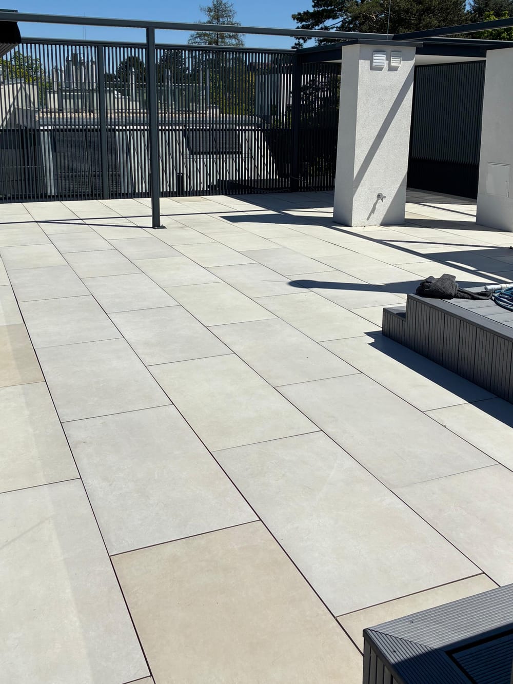 Weitläufige Terrasse mit hellen Großformatplatten nach der Reinigung