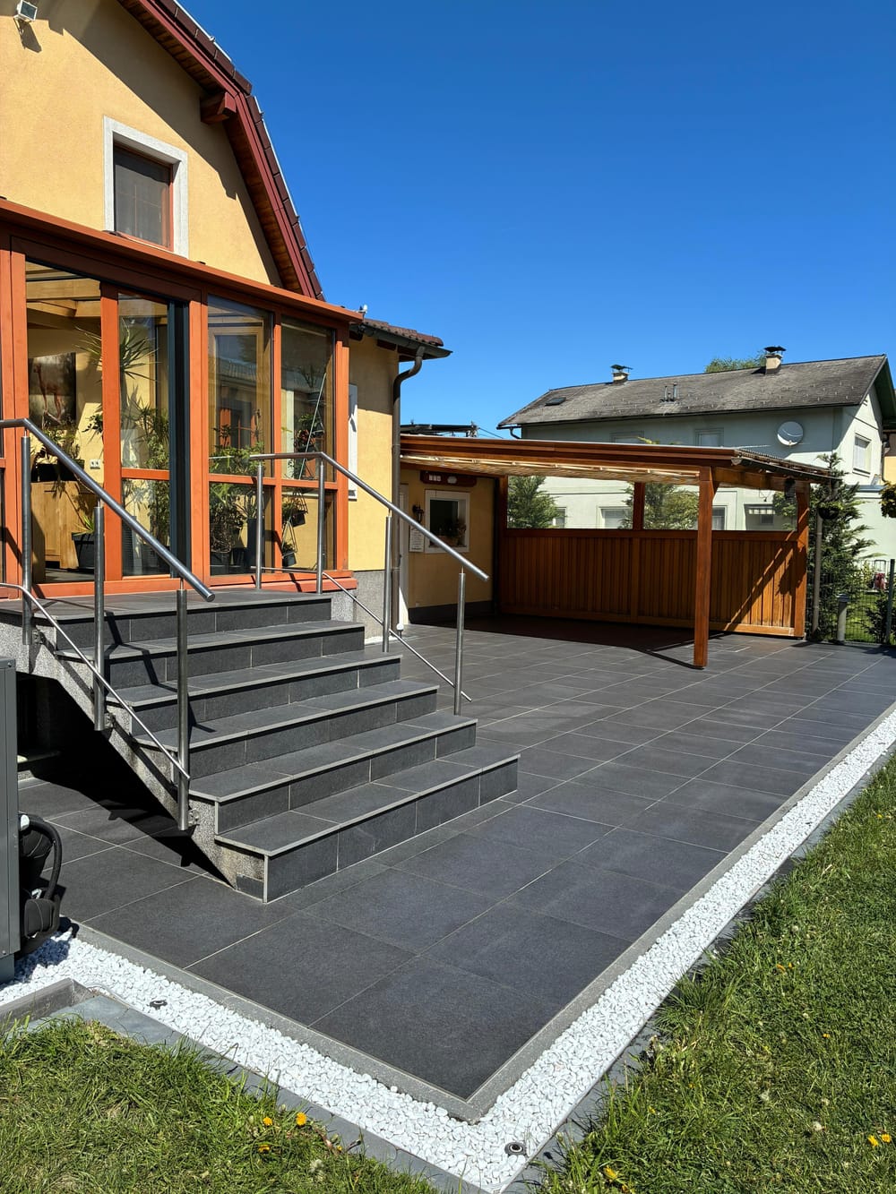 Terrasse und Stiege mit anthrazitfarbenen Betonplatten nach der Reinigung